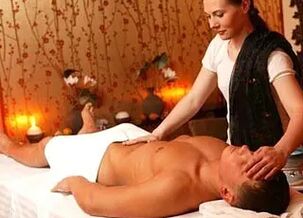 Le massage de la prostate constitue la base du traitement de la prostatite chez l'homme.